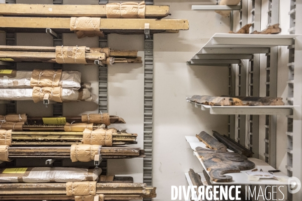 Dans les réserves de cadres du musée du Louvre