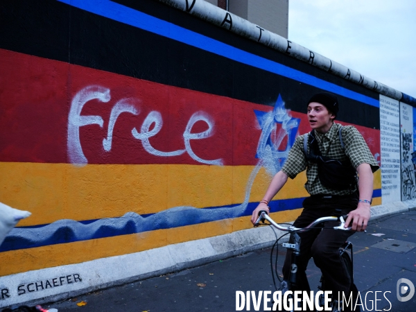 Le mur de Berlin avec des graffitis antisémites, The Berlin Wall with anti-Semitic graffiti,
