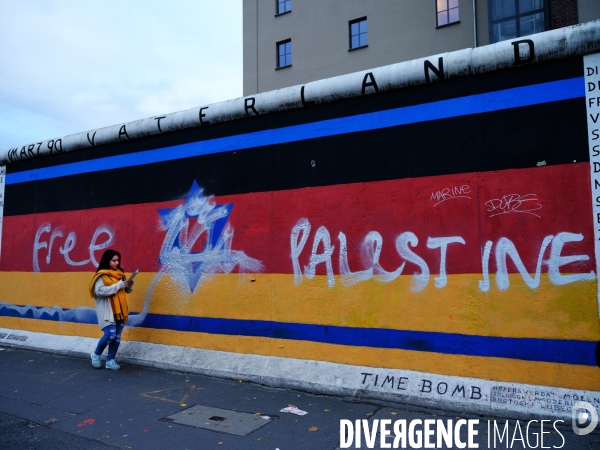 Le mur de Berlin avec des graffitis antisémites, The Berlin Wall with anti-Semitic graffiti,