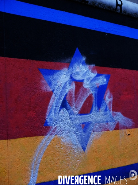 Le mur de Berlin avec des graffitis antisémites, The Berlin Wall with anti-Semitic graffiti,