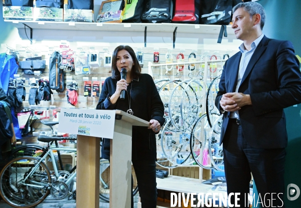Anne Hidalgo annonce son plan vélo pour Paris.