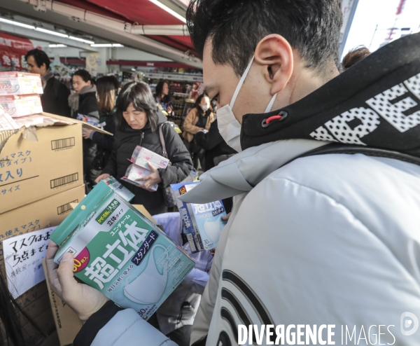 Les masques sanitaires s arrachent a tokyo