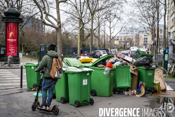 Les poubelles pleines s entassent sur les trottoirs parisiens.