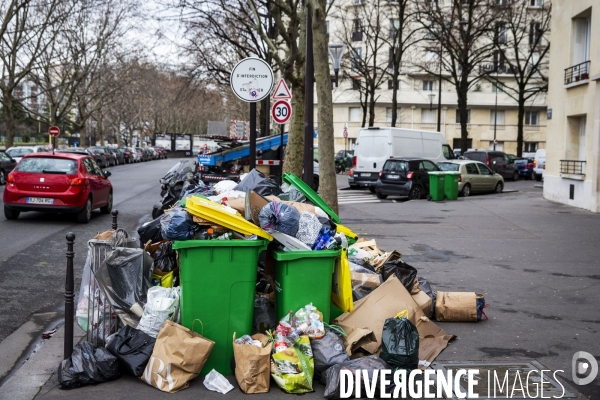 Les poubelles pleines s  entassent sur les trottoirs parisiens.