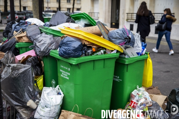 Les poubelles pleines s  entassent sur les trottoirs parisiens.