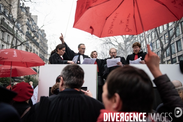 Les avocats marchent contre la réforme des retraites