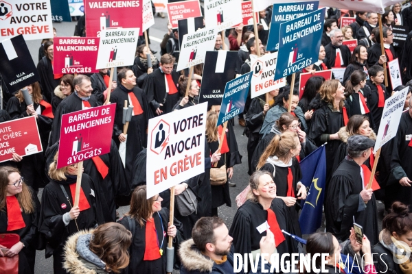 Les avocats marchent contre la réforme des retraites