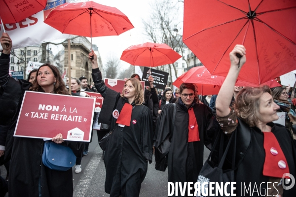 Les avocats marchent contre la réforme des retraites