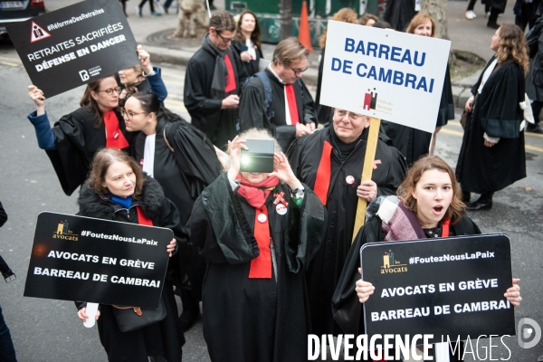 Les avocats marchent contre la réforme des retraites