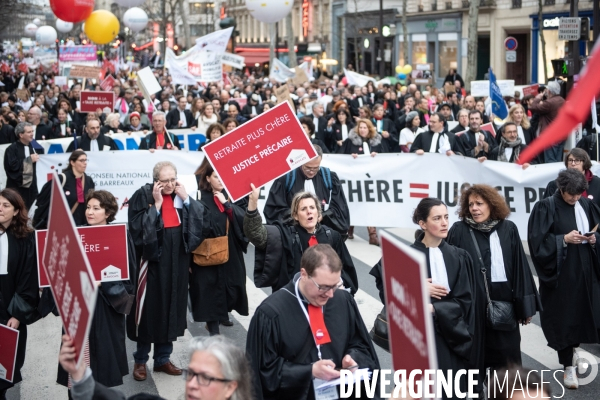 Les avocats marchent contre la réforme des retraites