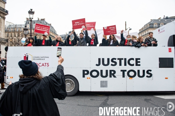 Les avocats marchent contre la réforme des retraites