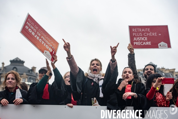 Les avocats marchent contre la réforme des retraites