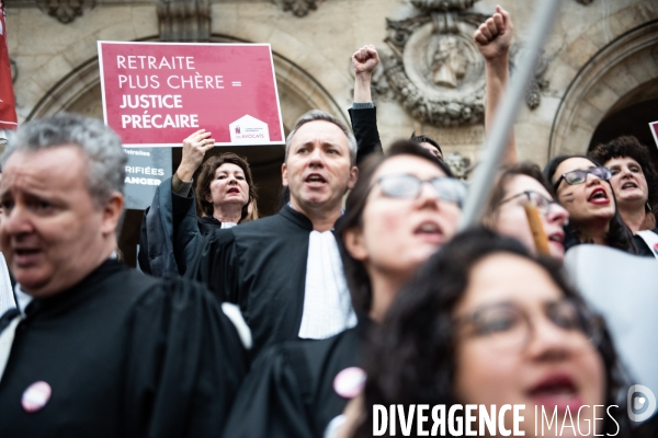 Les avocats marchent contre la réforme des retraites