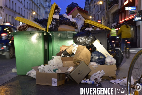 Grève des éboueurs et agents chargés du traitement des déchets à Paris. Garbage collectors and waste treatment workers strike in Paris