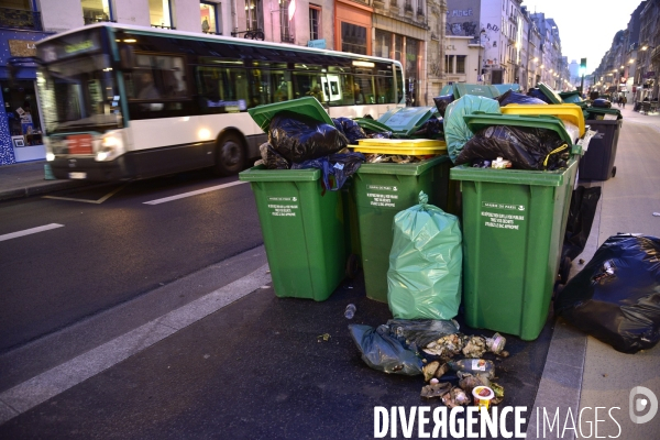 Grève des éboueurs et agents chargés du traitement des déchets à Paris. Garbage collectors and waste treatment workers strike in Paris