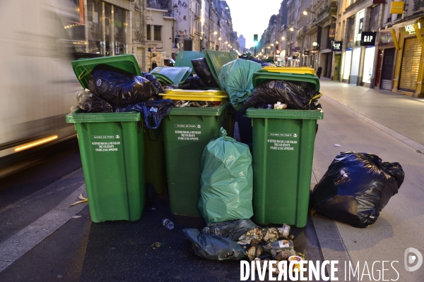 Grève des éboueurs et agents chargés du traitement des déchets à Paris. Garbage collectors and waste treatment workers strike in Paris