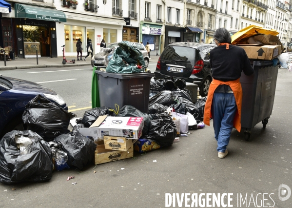 Grève des éboueurs et agents chargés du traitement des déchets à Paris. Garbage collectors and waste treatment workers strike in Paris