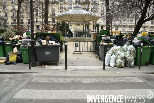 Grève des éboueurs et agents chargés du traitement des déchets à Paris. Garbage collectors and waste treatment workers strike in Paris