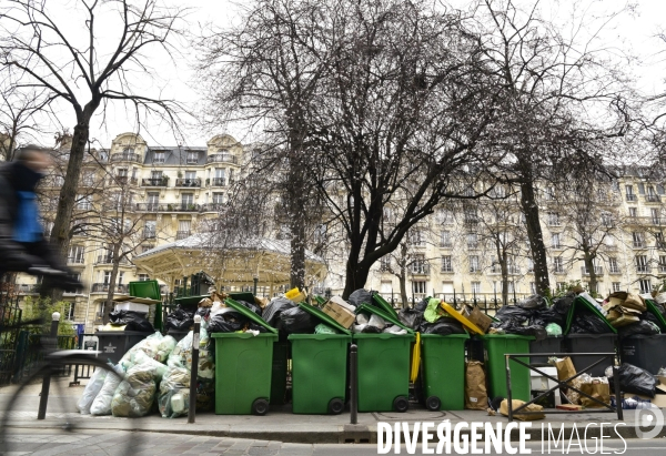 Grève des éboueurs et agents chargés du traitement des déchets à Paris. Garbage collectors and waste treatment workers strike in Paris