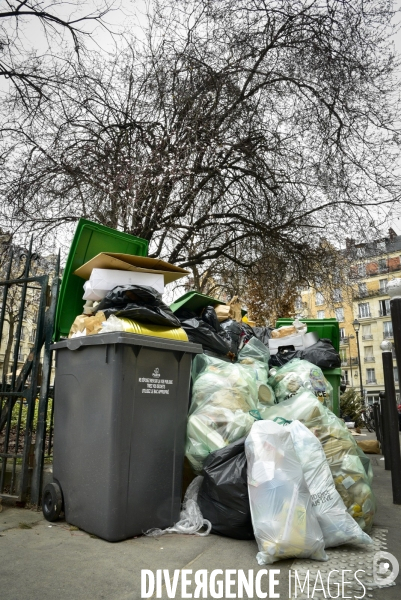 Grève des éboueurs et agents chargés du traitement des déchets à Paris. Garbage collectors and waste treatment workers strike in Paris