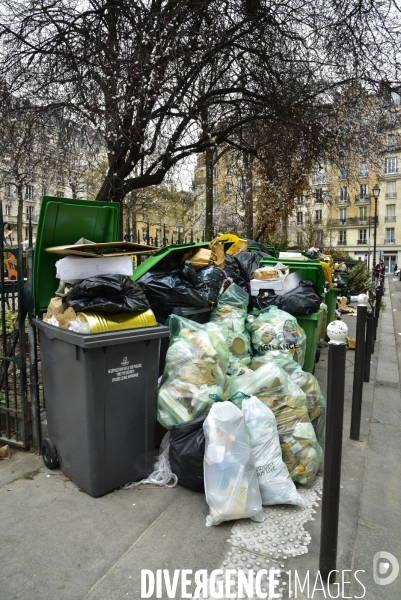 Grève des éboueurs et agents chargés du traitement des déchets à Paris. Garbage collectors and waste treatment workers strike in Paris