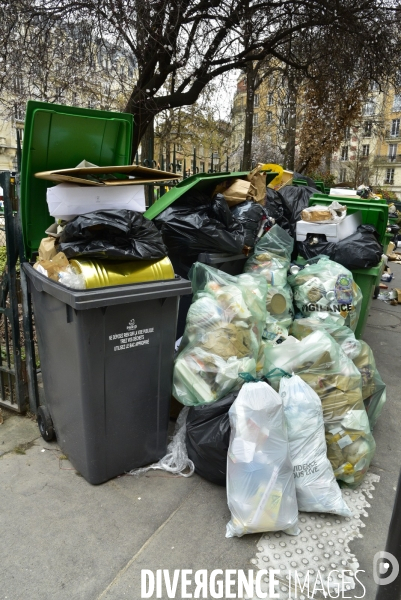 Grève des éboueurs et agents chargés du traitement des déchets à Paris. Garbage collectors and waste treatment workers strike in Paris