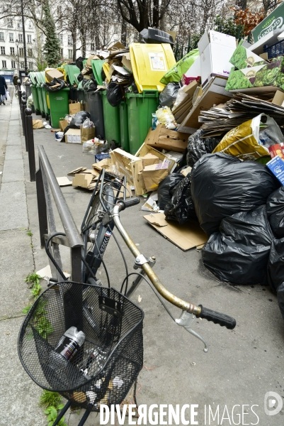 Grève des éboueurs et agents chargés du traitement des déchets à Paris. Garbage collectors and waste treatment workers strike in Paris