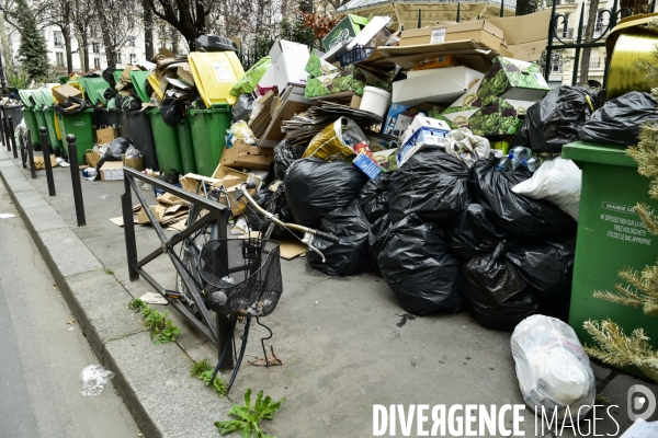 Grève des éboueurs et agents chargés du traitement des déchets à Paris. Garbage collectors and waste treatment workers strike in Paris