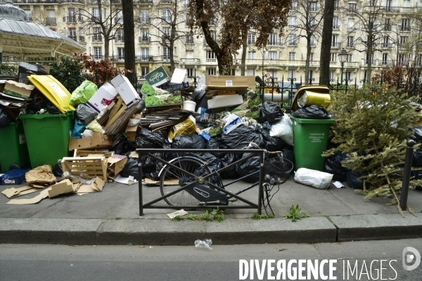 Grève des éboueurs et agents chargés du traitement des déchets à Paris. Garbage collectors and waste treatment workers strike in Paris