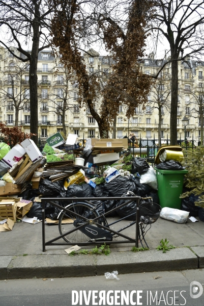 Grève des éboueurs et agents chargés du traitement des déchets à Paris. Garbage collectors and waste treatment workers strike in Paris