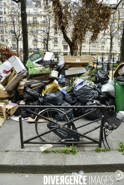 Grève des éboueurs et agents chargés du traitement des déchets à Paris. Garbage collectors and waste treatment workers strike in Paris