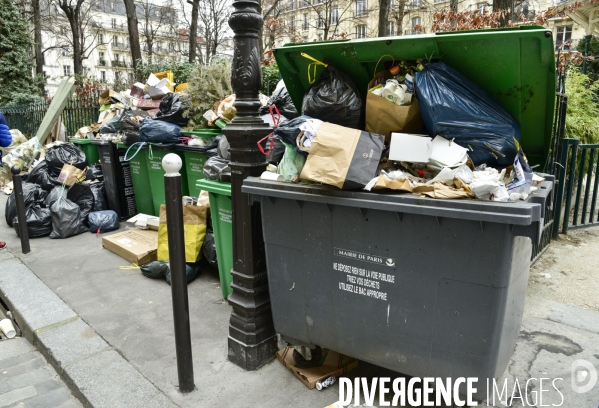 Grève des éboueurs et agents chargés du traitement des déchets à Paris. Garbage collectors and waste treatment workers strike in Paris