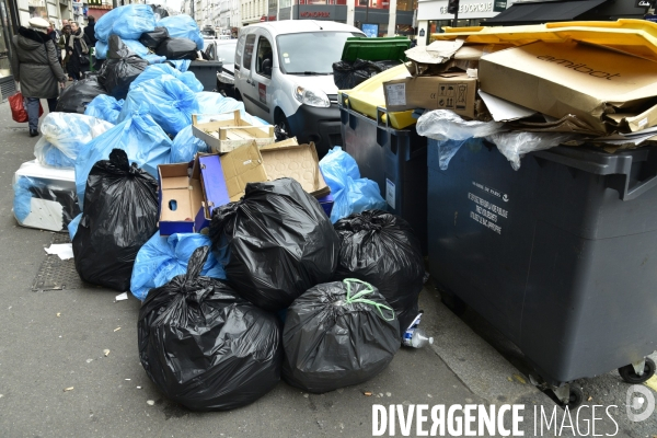 Grève des éboueurs et agents chargés du traitement des déchets à Paris. Garbage collectors and waste treatment workers strike in Paris