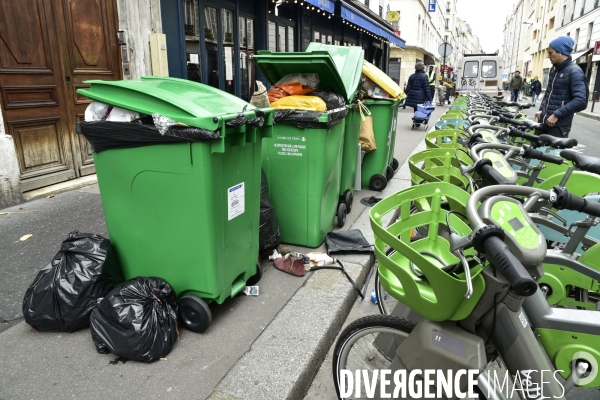 Grève des éboueurs et agents chargés du traitement des déchets à Paris. Garbage collectors and waste treatment workers strike in Paris