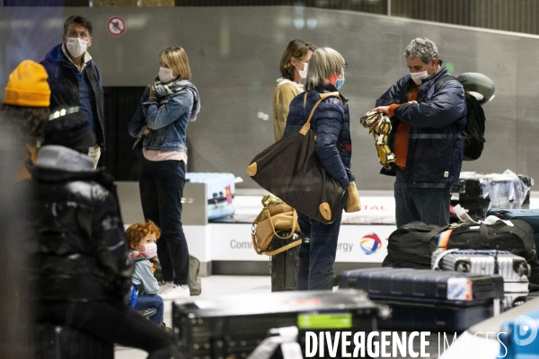 Arrivée de passagers en provenance de Shanghai à Roissy CDG.