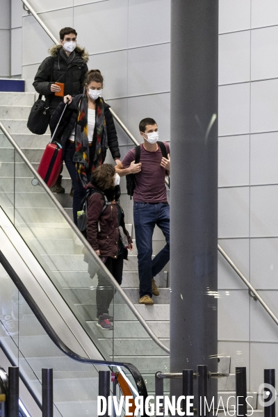 Arrivée de passagers en provenance de Shanghai à Roissy CDG.