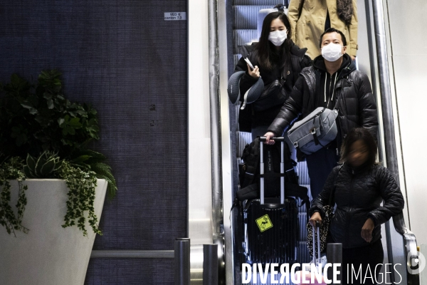 Arrivée de passagers en provenance de Shanghai à Roissy CDG.
