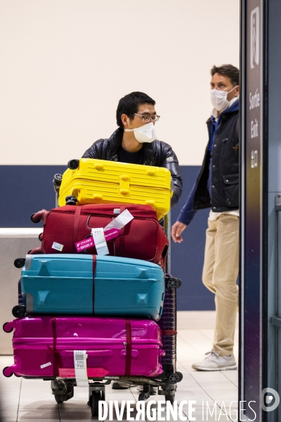 Arrivée de passagers en provenance de Shanghai à Roissy CDG.