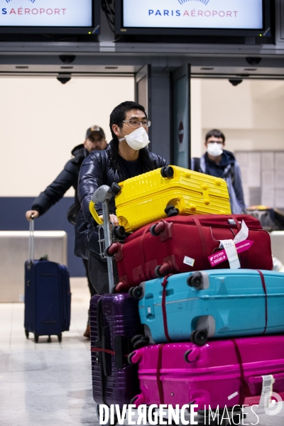 Arrivée de passagers en provenance de Shanghai à Roissy CDG.