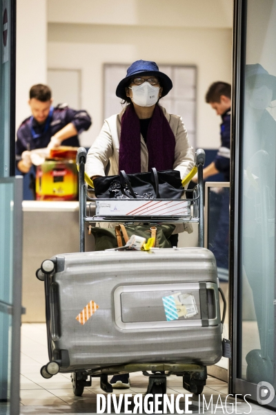 Arrivée de passagers en provenance de Shanghai à Roissy CDG.