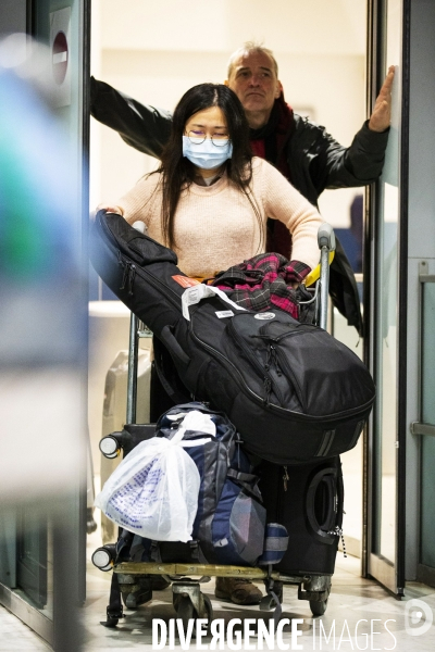 Arrivée de passagers en provenance de Shanghai à Roissy CDG.