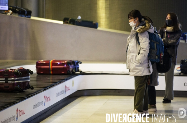 Arrivée de passagers en provenance de Shanghai à Roissy CDG.
