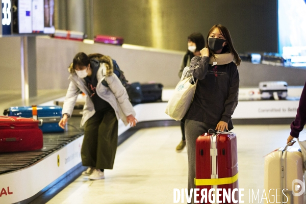 Arrivée de passagers en provenance de Shanghai à Roissy CDG.