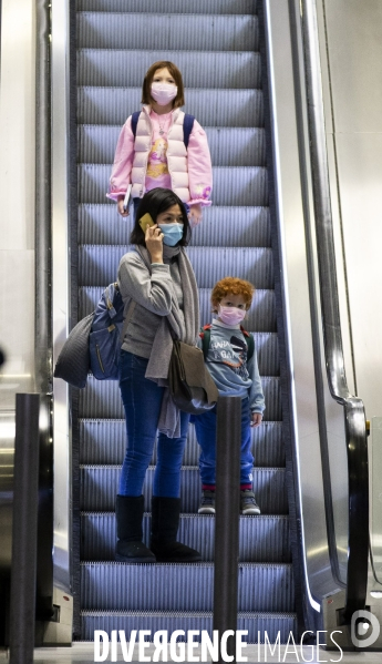 Arrivée de passagers en provenance de Shanghai à Roissy CDG.