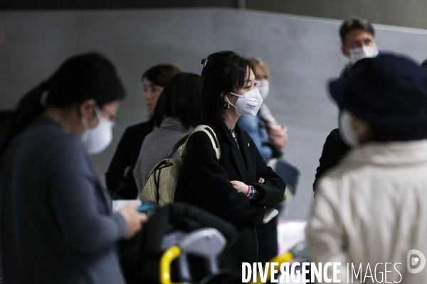 Arrivée de passagers en provenance de Shanghai à Roissy CDG.