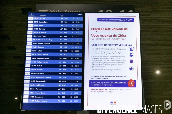 Arrivée de passagers en provenance de Shanghai à Roissy CDG.