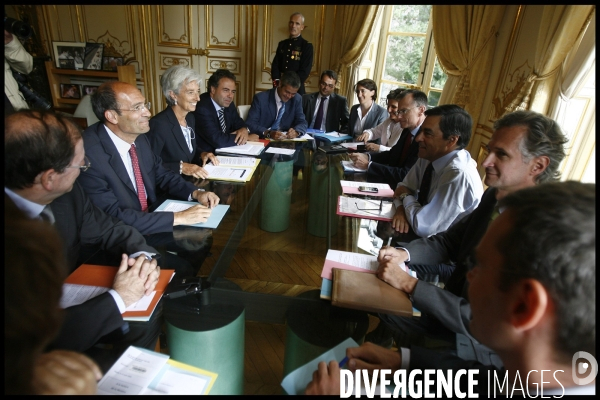 Reunion a matignon sur la crise economique