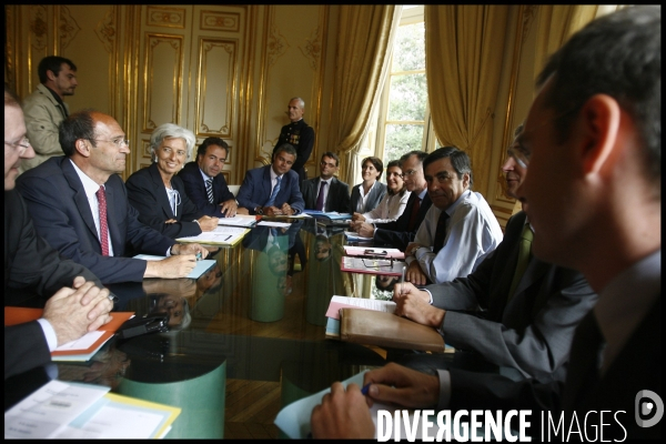 Reunion a matignon sur la crise economique