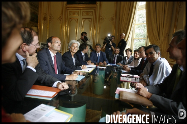 Reunion a matignon sur la crise economique