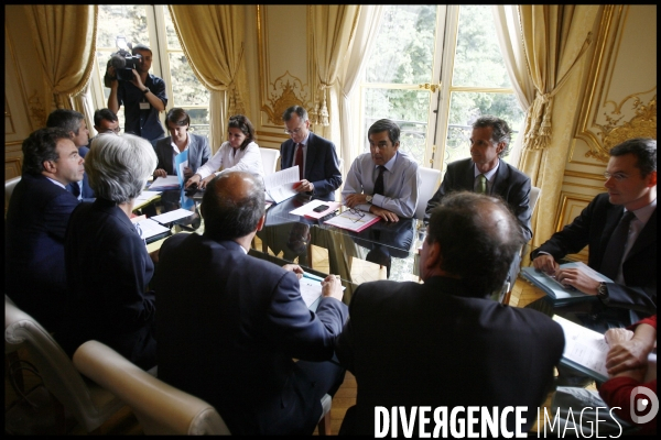 Reunion a matignon sur la crise economique